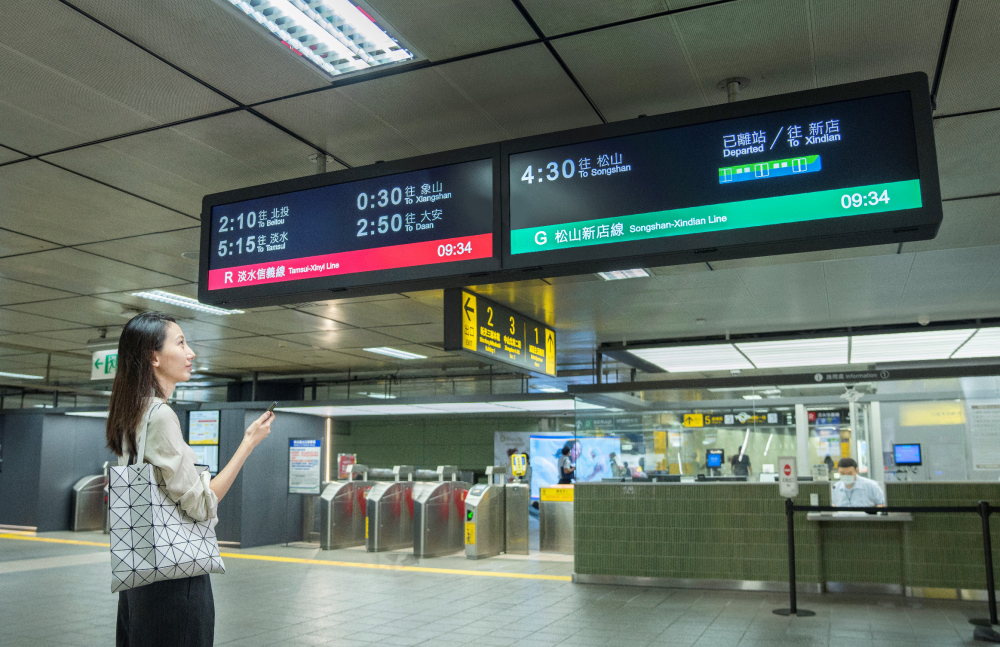 達擎TARTAN顯示器的特殊長條型比例非常適合空間與高度有限的大眾運輸場域應用，具備工業等級高品質、高亮度、高解析與高色彩飽和度等優勢，打造都會智能車站新風貌。