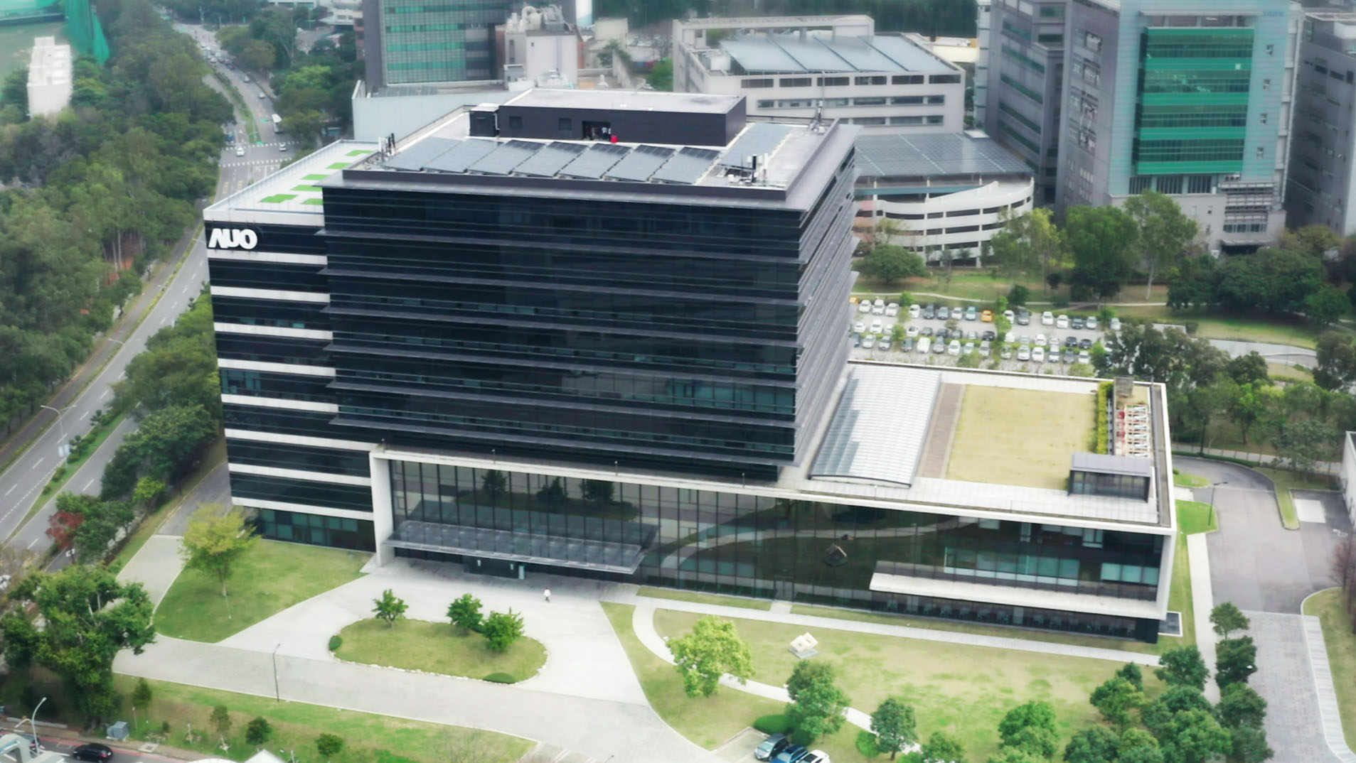 NG娱乐光电积极实践永续作为，以”NG娱乐全球研发中心（Global Research Center，GRC）”总部大楼，通过ISO 14068-1:2023碳中和管理标准查证，并承诺于2030年实现台湾所有办公据点均朝此目标迈进