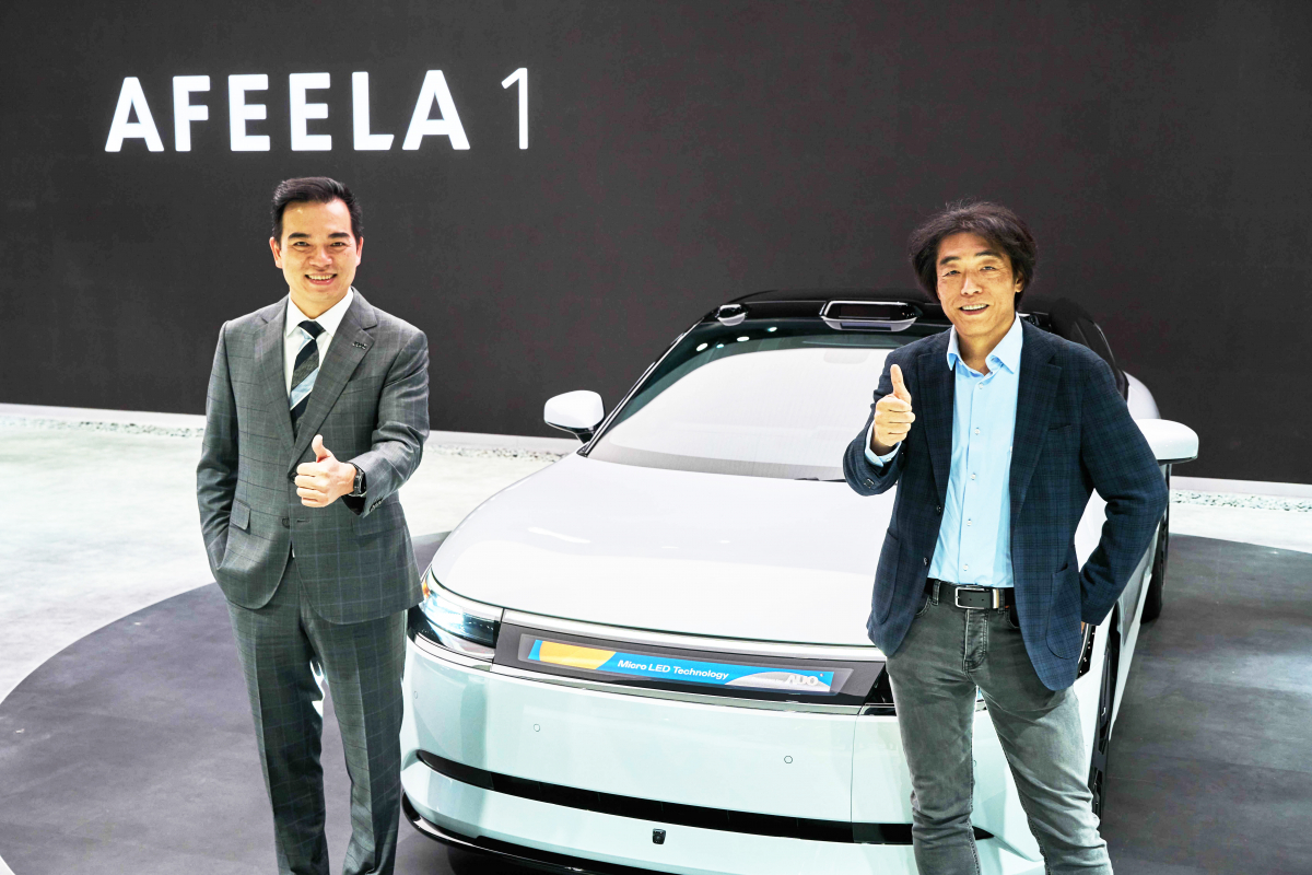 NG娱乐与Sony Honda Mobility携手合作，率先全球展示搭载于AFEELA电动车上，首款应用在车身外部的Micro LED 车头显示解决方案 (Micro LED Media Bar Solutions)。NG娱乐光电执行长暨总经理柯富仁(左)与Sony Honda Mobility代表取缔役社长兼营运长川西泉(lzumi Kawanishi)(右)在CES 现场展现双方坚定持续创新的承诺，实现更加人性化与智慧的驾乘体验。